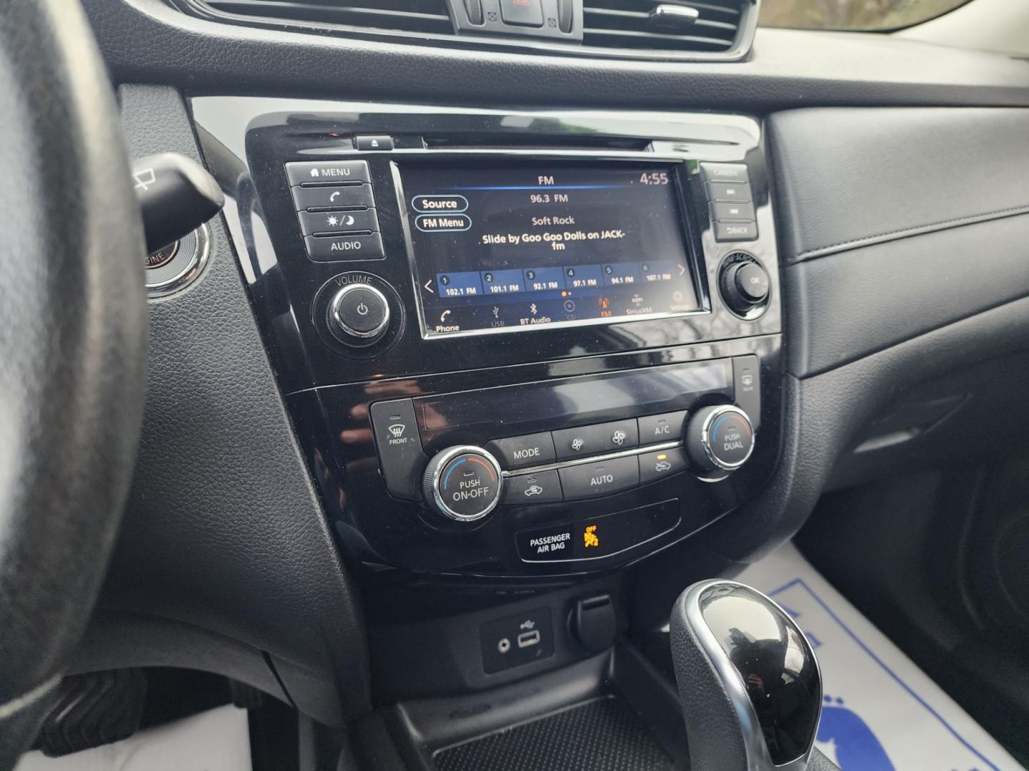 2019 Silver /Black Nissan Rogue SV (KNMAT2MV2KP) with an 2.5 4cyl. engine, Automatic transmission, located at 1221 Madison St., Shelbyville, TN, 37160, (931) 680-9439, 0.000000, 0.000000 - Photo#8